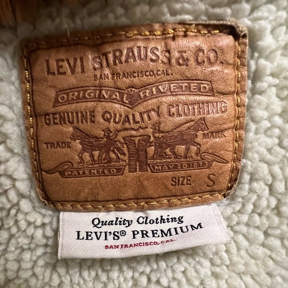 Levi’s Oversized Sherpa Trucker Jacket - Picture 2 of 7